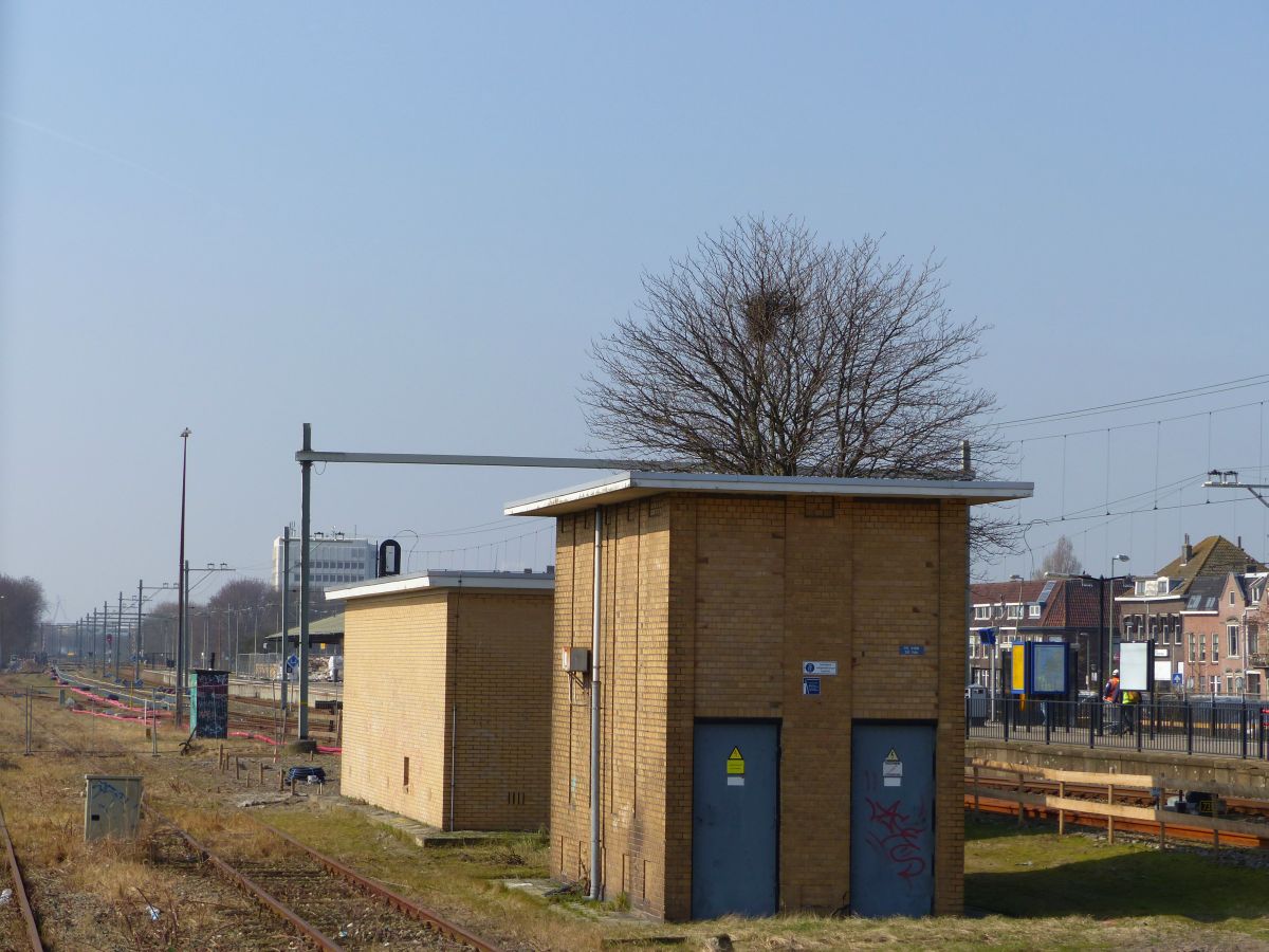 Gleis 405, 406 und Gebude. Bahnhof Vlaardingen Centrum 16-03-2017.

Spoor 405 en 406 met gebouwen Station Vlaardingen Centrum 16-03-2017.