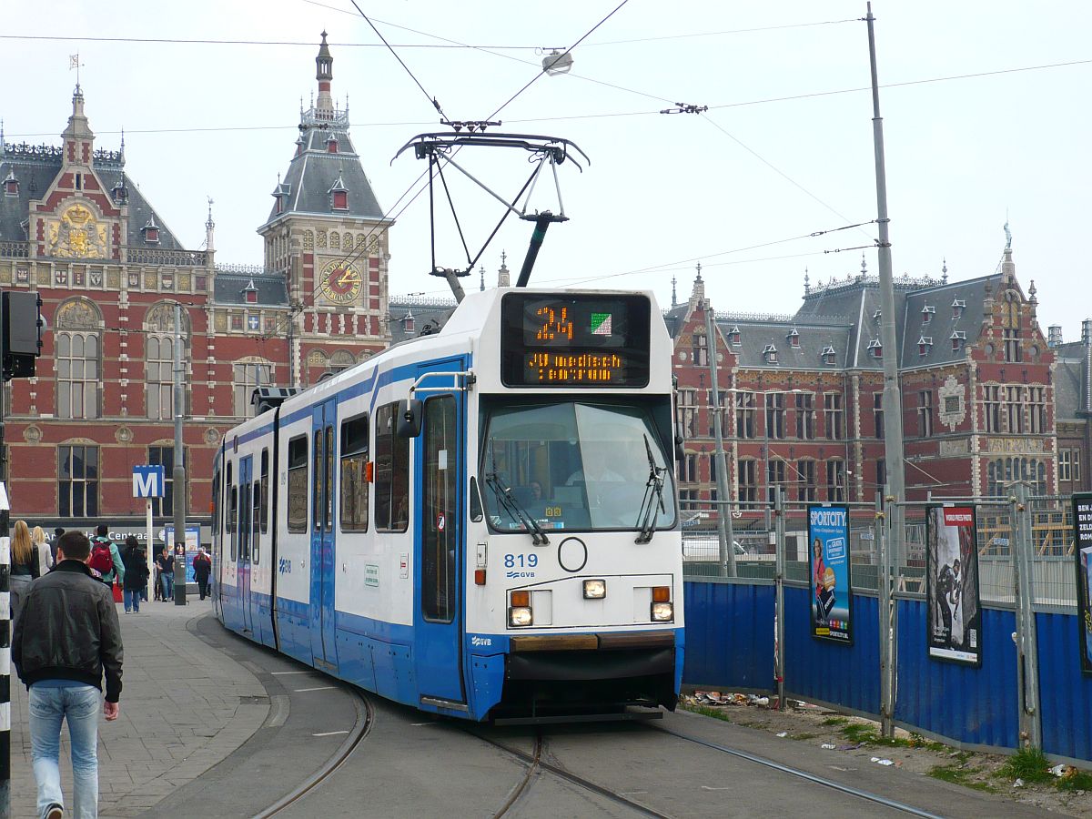 GVBA TW 819 Middentoegangsbrug, Amsterdam Centraal Station 08-05-2013.

GVBA tram 819 op de Middentoegangsbrug voor het Centraal station. Amsterdam 08-05-2013.
