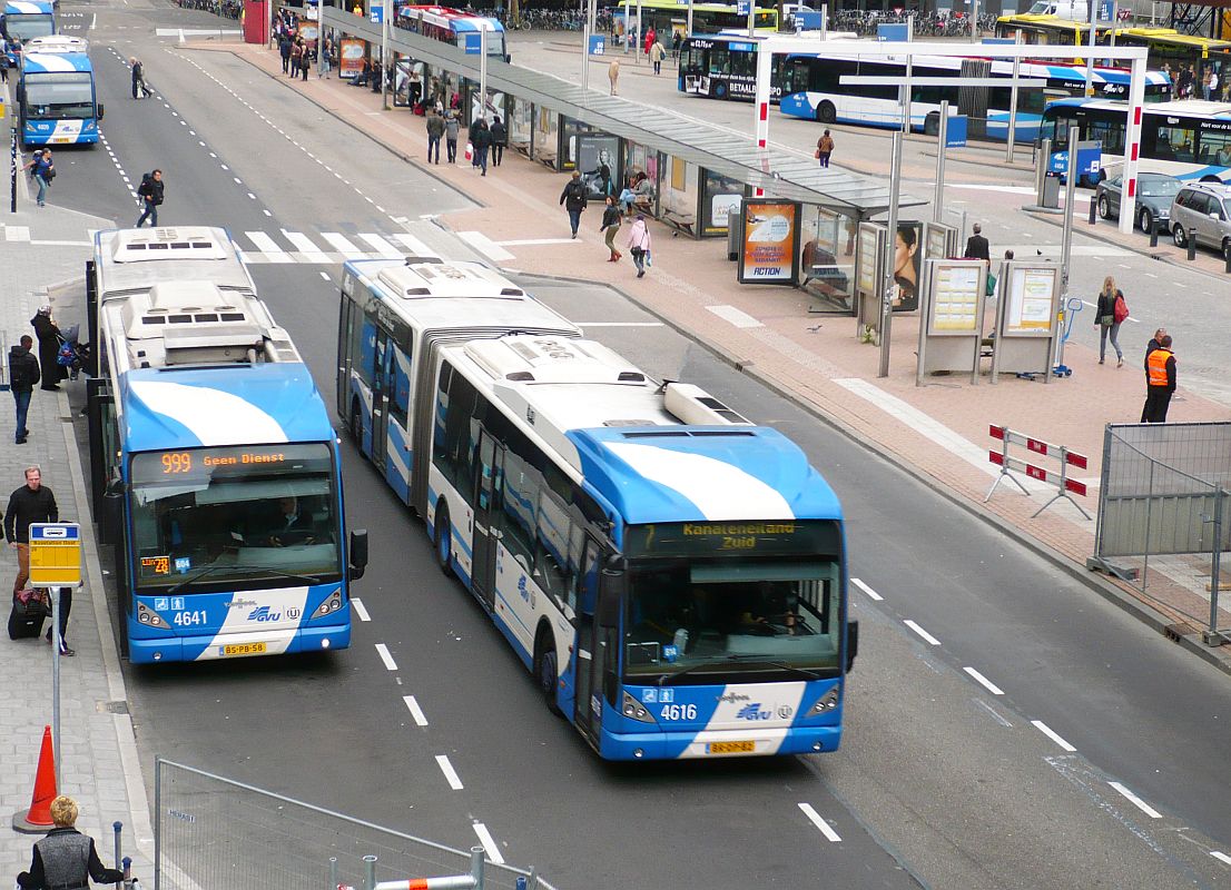 GVU bus 4616 en 4641 DAF Van Hool New AG300 bouwjaar 2005 en 2006.  Stationsplein Utrecht 09-10-2013.