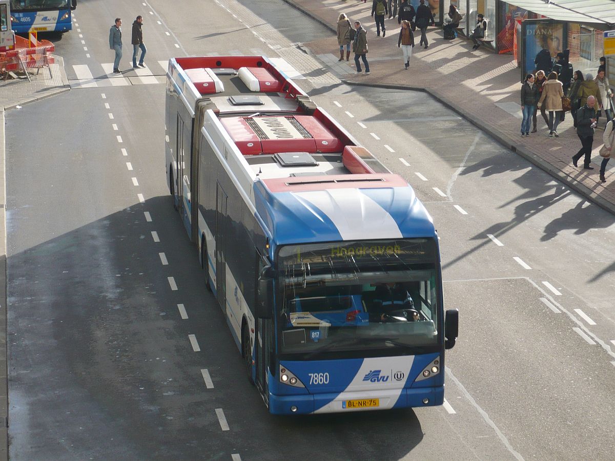 GVU Bus 7860 DAF Van Hool AG300 Baujahr 2001.  Stationsplein, Utrecht 15-11-2013.

GVU bus 7860 DAF Van Hool AG300 bouwjaar 2001.  Stationsplein, Utrecht 15-11-2013.