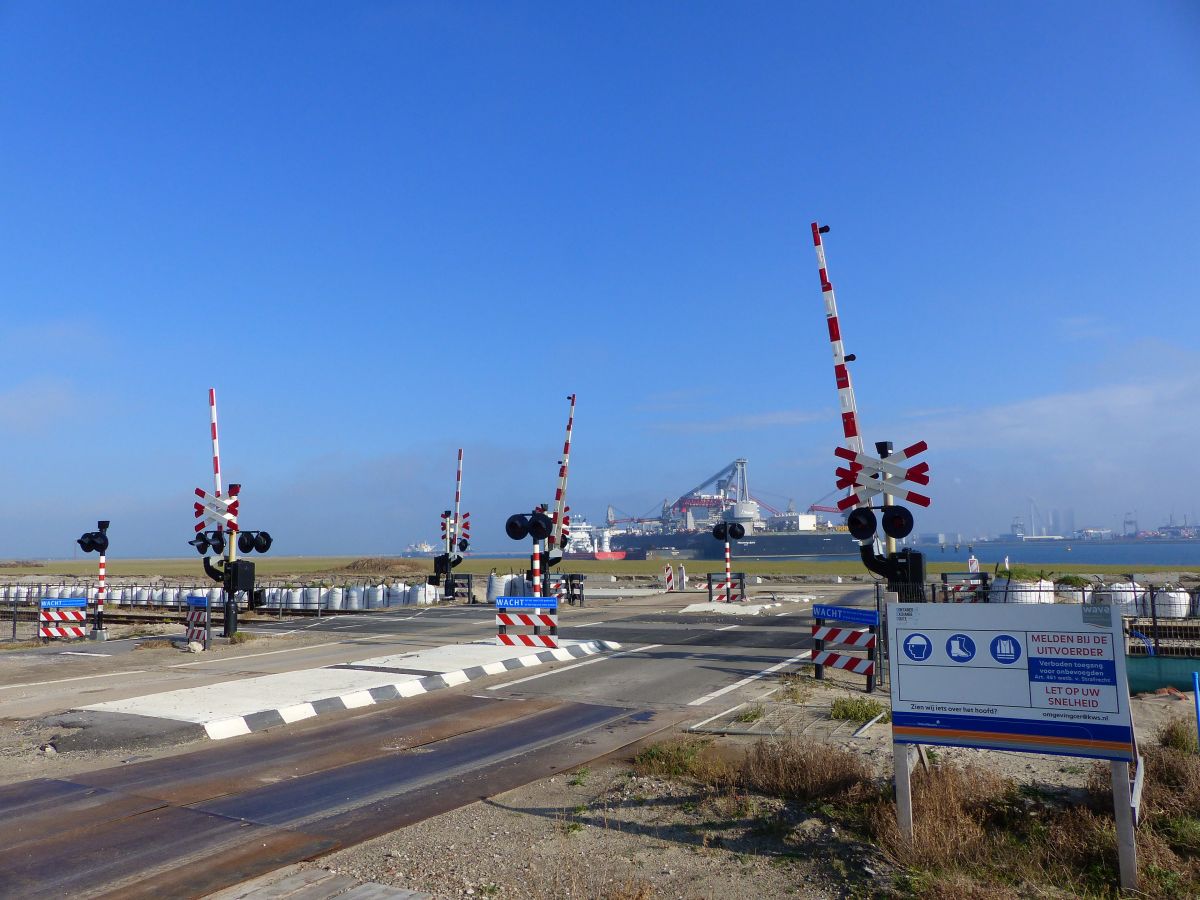 Hafen Rotterdam Bahnbergang Maasvlakteweg, Maasvlakte, Rotterdam 23-10-2020.


Spoorlijn naar de Euromax Terminal Rotterdam overweg Maasvlakteweg,
Maasvlakte, Rotterdam 23-10-2020.