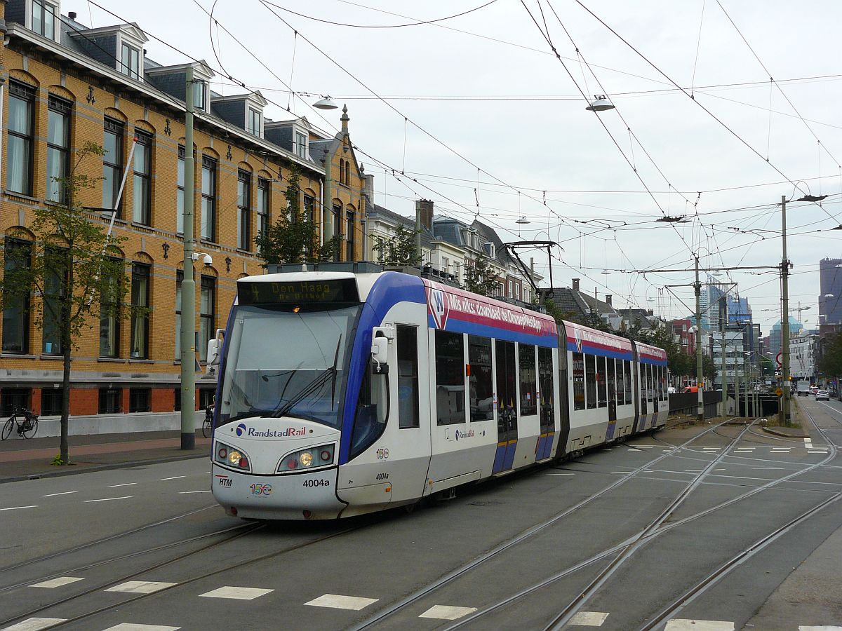 HTM Randstadrail TW 4004 Prinsegracht, Den Haag 21-08-2015.

HTM Randstadrail tram 4004 Prinsegracht, Den Haag 21-08-2015.
