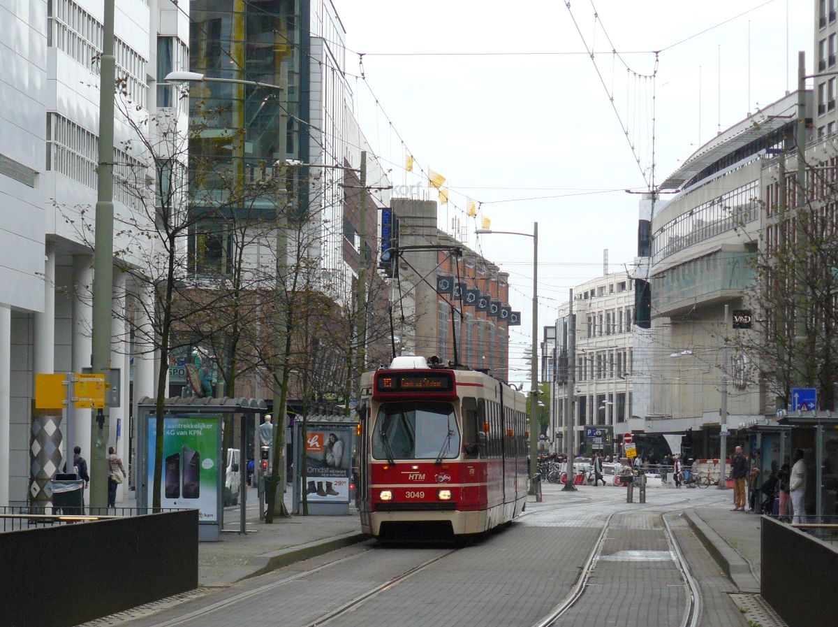 HTM TW 3049 Kalvermarkt, Den Haag 26-10-2014.

HTM tram 3049 Kalvermarkt, Den Haag 26-10-2014.
