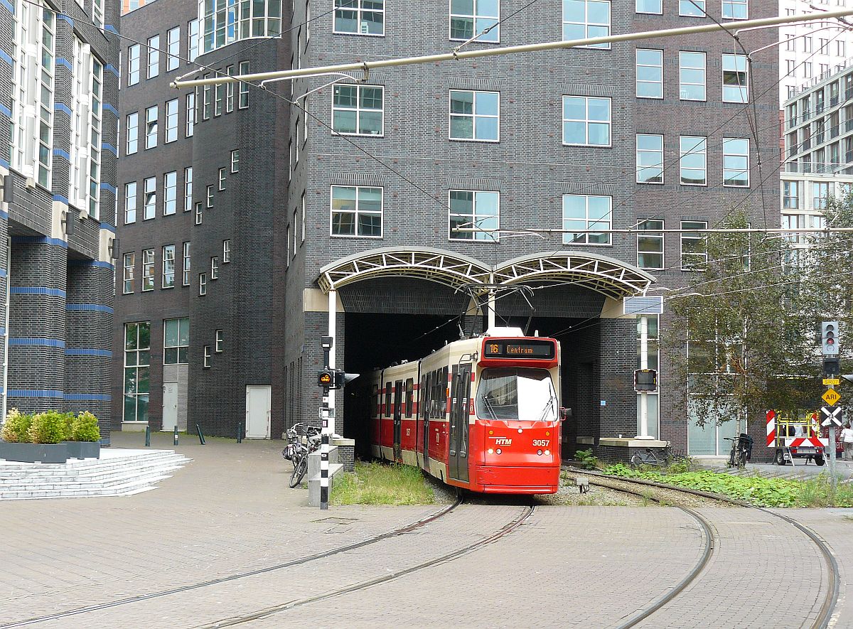HTM TW 3057 Wijnhaven, Den Haag 21-08-2015.

HTM tram 3057 Wijnhaven, Den Haag 21-08-2015.