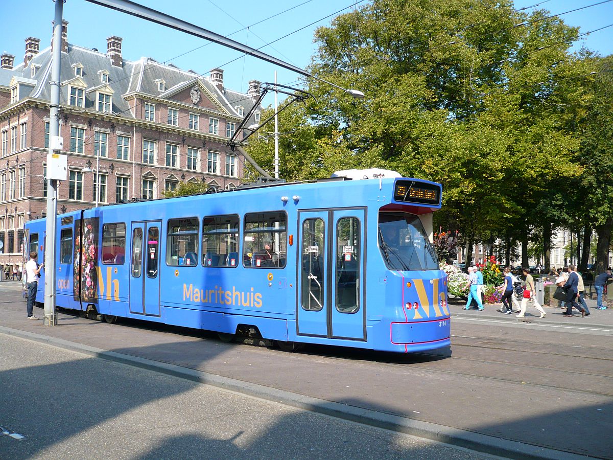 HTM TW 3114 Buitenhof, Den Haag 05-09-2014.

HTM tram 3114 Buitenhof, Den Haag 05-09-2014.