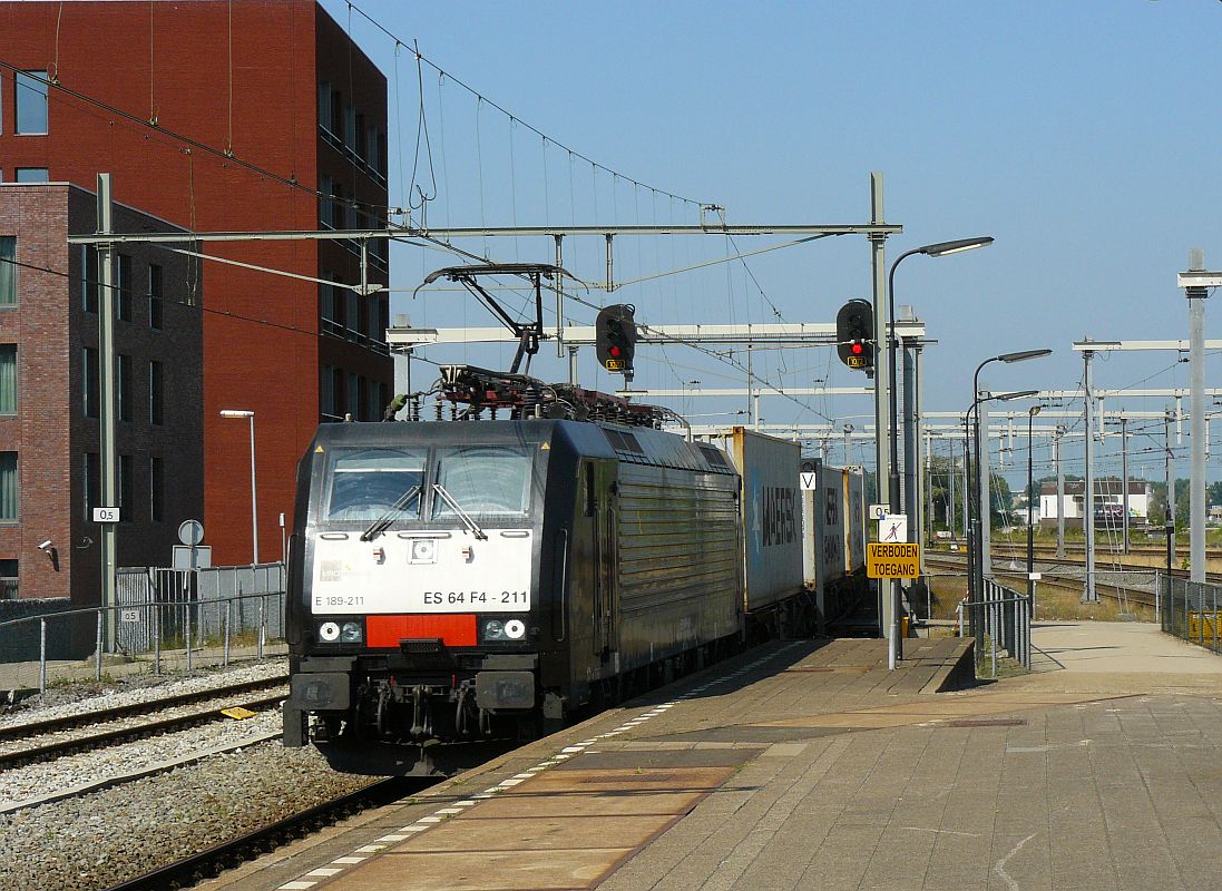 Husa Lok 189 211 mit Containerzug auf Gleis 3 in Breda am 18-07-2013.

Husa elektrische locomotief 189 211 met containertrein over spoor 3 in  Breda 18-07-2013.