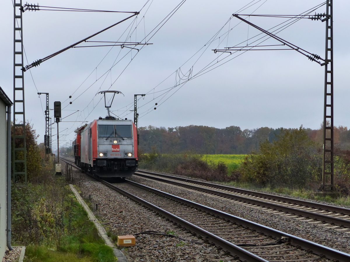 HVLE (Havellndische Eisenbahn) Lokomotive 185 583-2 (91 80 6185 583-2  D-HVLE) Devesstrae, Salzbergen 21-11-2019.

HVLE (Havellndische Eisenbahn) locomotief 185 583-2 (91 80 6185 583-2  D-HVLE) Devesstrae, Salzbergen 21-11-2019.