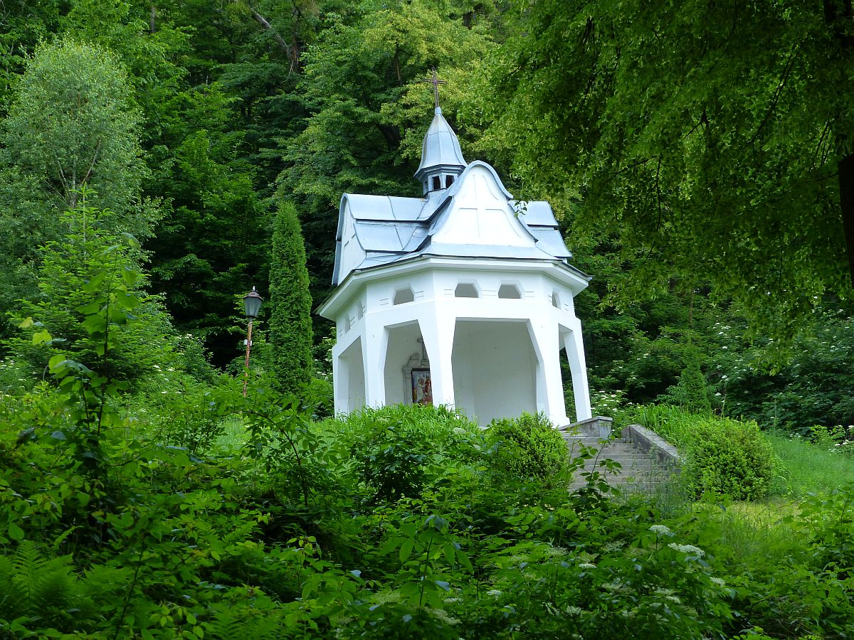 Kapelle im Wald Kloster Kozul'ka bei Krekhiv, Ukraine 23-05-2018.

Kapel in het bos bij het klooster Kozul'ka bij Krekhiv, Oekrane 23-05-2018.