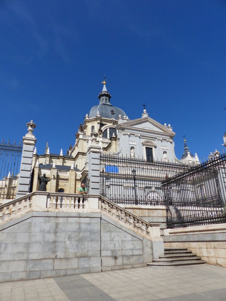 Kathedrale la Almudena, Calle de Bailn, Madrid 28-08-2015.

Almudena kathedraal, Calle de Bailn, Madrid 28-08-2015.