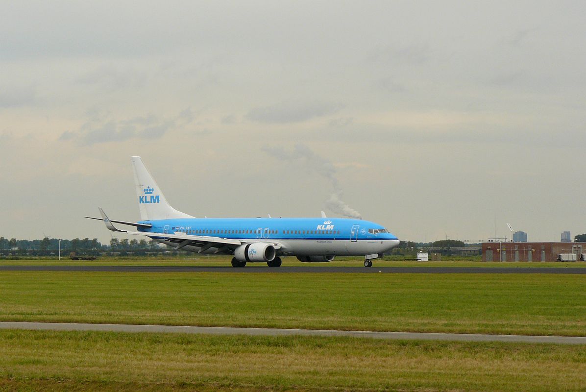KLM Boeing 737-800 PH-BXF  Zwaluw  Flughafen Schiphol, Amsterdam, Niederlande 08-09-2013.

KLM Boeing 737-800 geregistreerd als PH-BXF en met de naam  Zwaluw  op de Polderbaan van de luchthaven Schiphol. Eerste vlucht van dit vliegtuig 31-05-2000. Vijfhuizen 08-09-2013.
