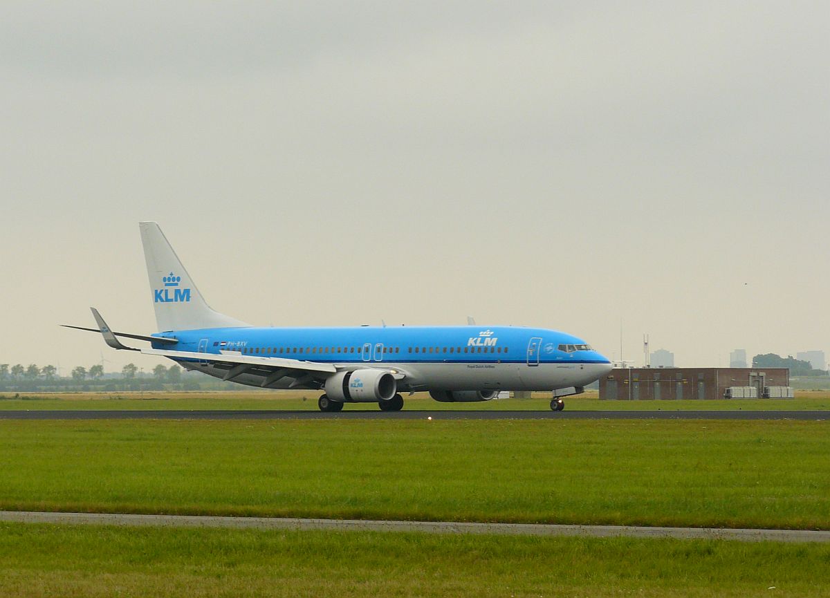 KLM Boeing 737-8K2  PH-BXV  Roodborstje . Flughafen Schiphol, Amsterdam, Niederlande 13-07-2014.

KLM Boeing 737-8K2 geregistreerd als PH-BXV en genaamd  Roodborstje . Eerste vlucht van dit vliegtuig 27-02-2007. Polderbaan luchthaven Schiphol 13-07-2014.