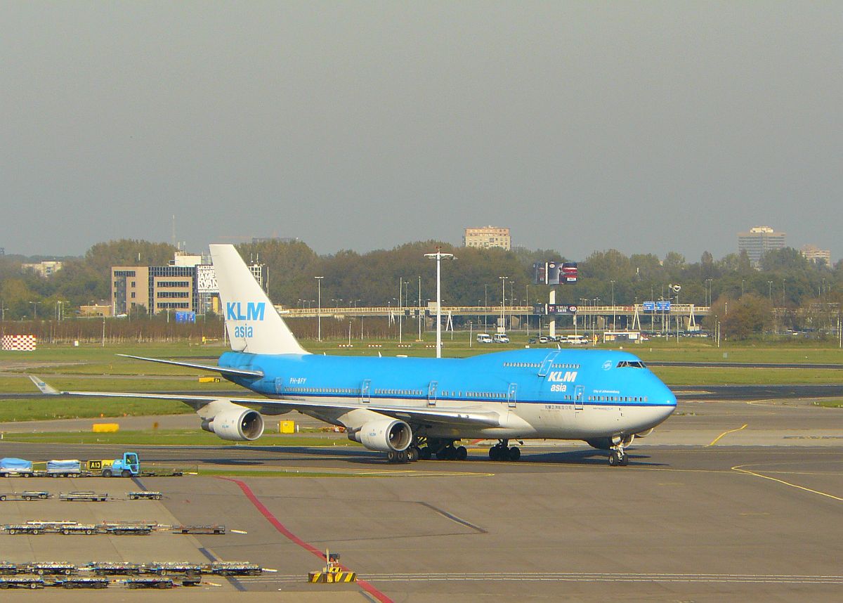 KLM Boeing 747-406  PH-BFY  City of Johannesburg  Baujahr 2002. Flughafen Schiphol Amsterdam, Niederlande 16-10-2011.

KLM Boeing 747-406 geregistreerd als PH-BFY en genaamd  City of Johannesburg . Eerste vlucht van dit vliegtuig 30-03-2002. Luchthaven Schiphol 16-10-2011.