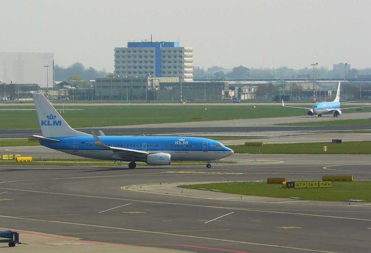 KLM Boeing PH-BGE 737-7K2. Flughafen Schiphol, Amsterdam, Niederlande 30-03-2014.

KLM Boeing 737-7K2 geregistreerd als PH-BGE en genaamd Ortolaan. Eerste vlucht van dit vliegtuig 08-08-2008. Flughafen Schiphol, Amsterdam 30-03-2014.