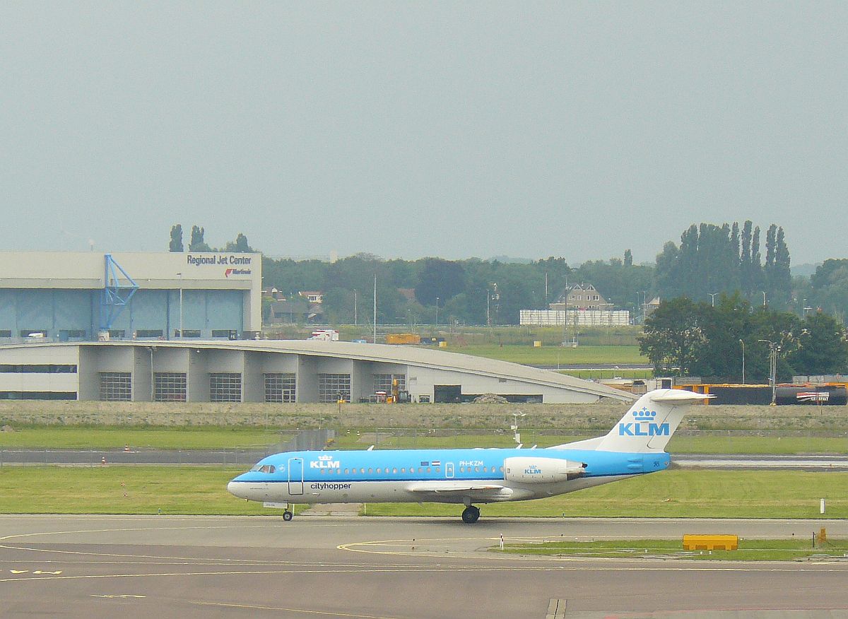 KLM Fokker 70  PH-KZM Baujahr 1995. Flughafen Schiphol, Amsterdam, Niederlande 09-06-2014.

KLM Fokker 70 geregistreerd als PH-KZM.  Eerste vlucht van dit vliegtuig 27-10-1995. Luchthaven Schiphol, Amsterdam 09-06-2014.
