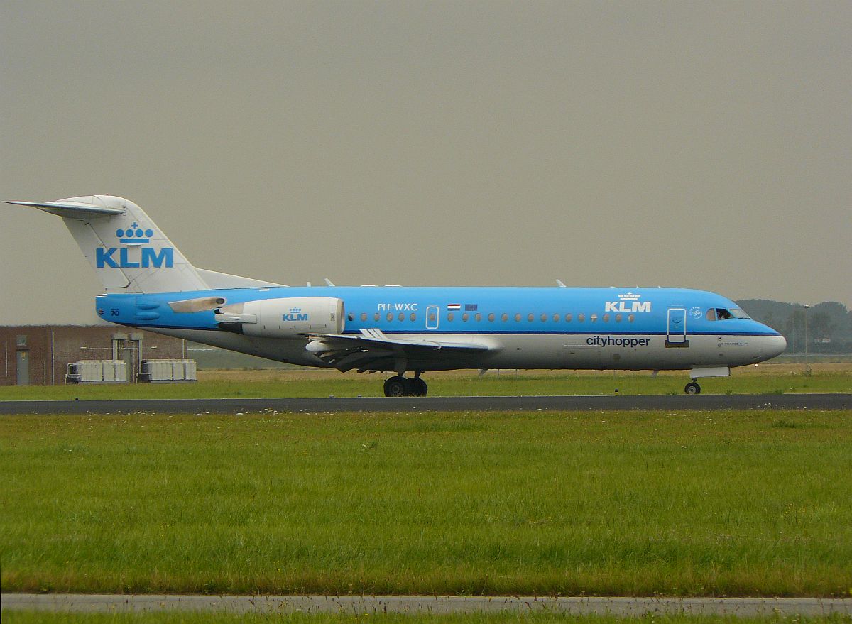 KLM Fokker 70 PH-WXC Flughafen Schiphol, Amstertdam, Niederlande 13-07-2014.

KLM Fokker 70 geregistreerd als PH-WXC op de Polderbaan Schiphol. Eerste vlucht van dit vliegtuig 24-12-1995. Luchthaven Schiphol 13-07-2014.