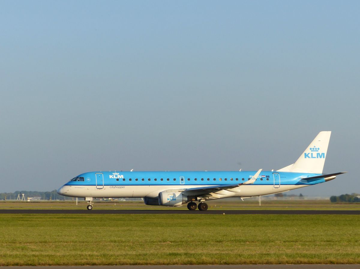KLM PH-EZU Embraer 190STD Baujahr 2011. Flughafen Schiphol, Amsterdam, Niederlande 23-10-2016.

KLM PH-EZU Embraer 190STD bouwjaar 2011. Polderbaan luchthaven Schiphol, Vijfhuizen 23-10-2016.