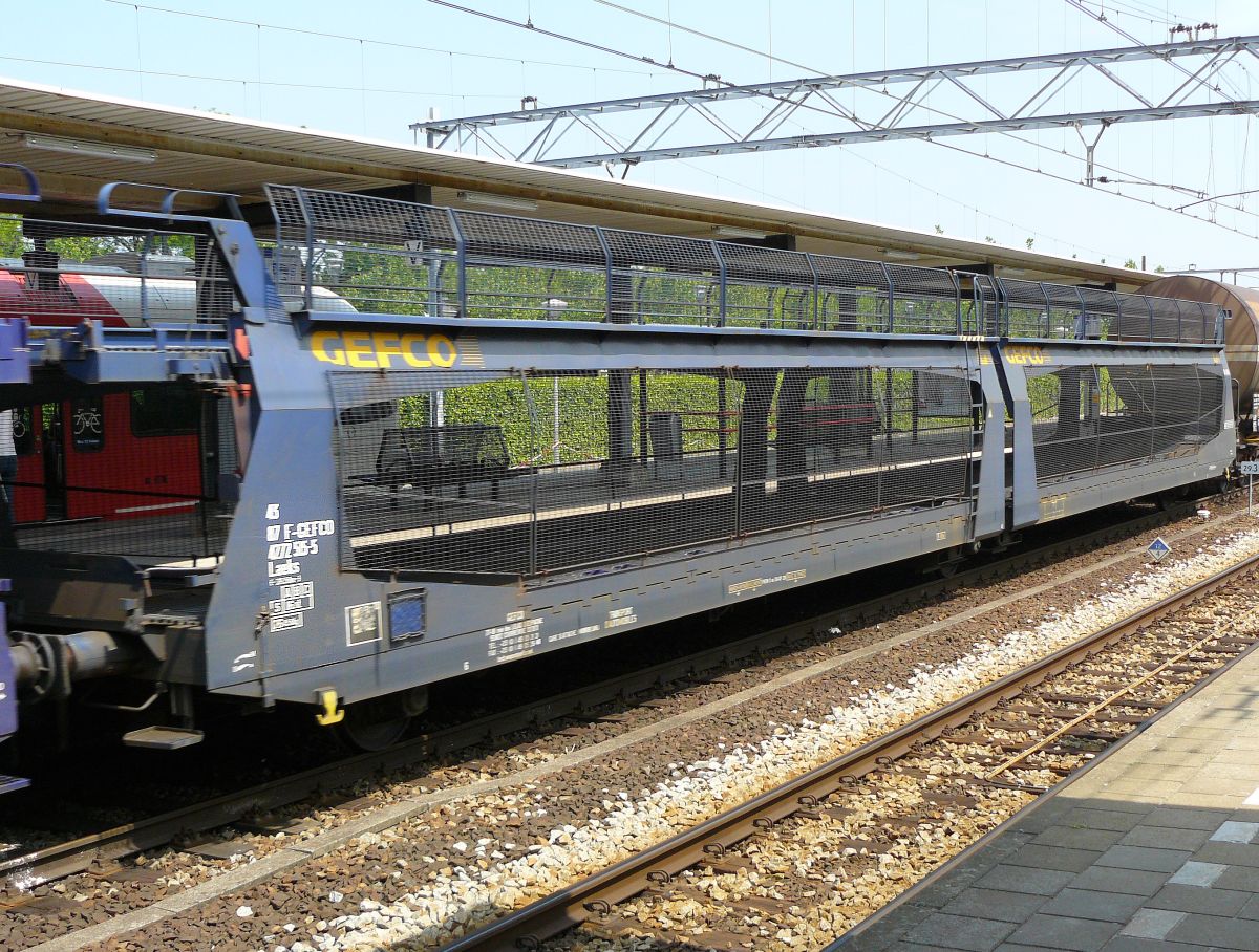 Laeks Gelenkwagen fr den Kfz-Transport 43 87 F-Gefco 4272 565-5. Gleis 1 Dordrecht, Niederlande 12-06-2015.

Laeks autotransportwagen met nummer 43 87 F-Gefco 4272 565-5. Spoor 1 Dordrecht, Nederland 12-06-2015.