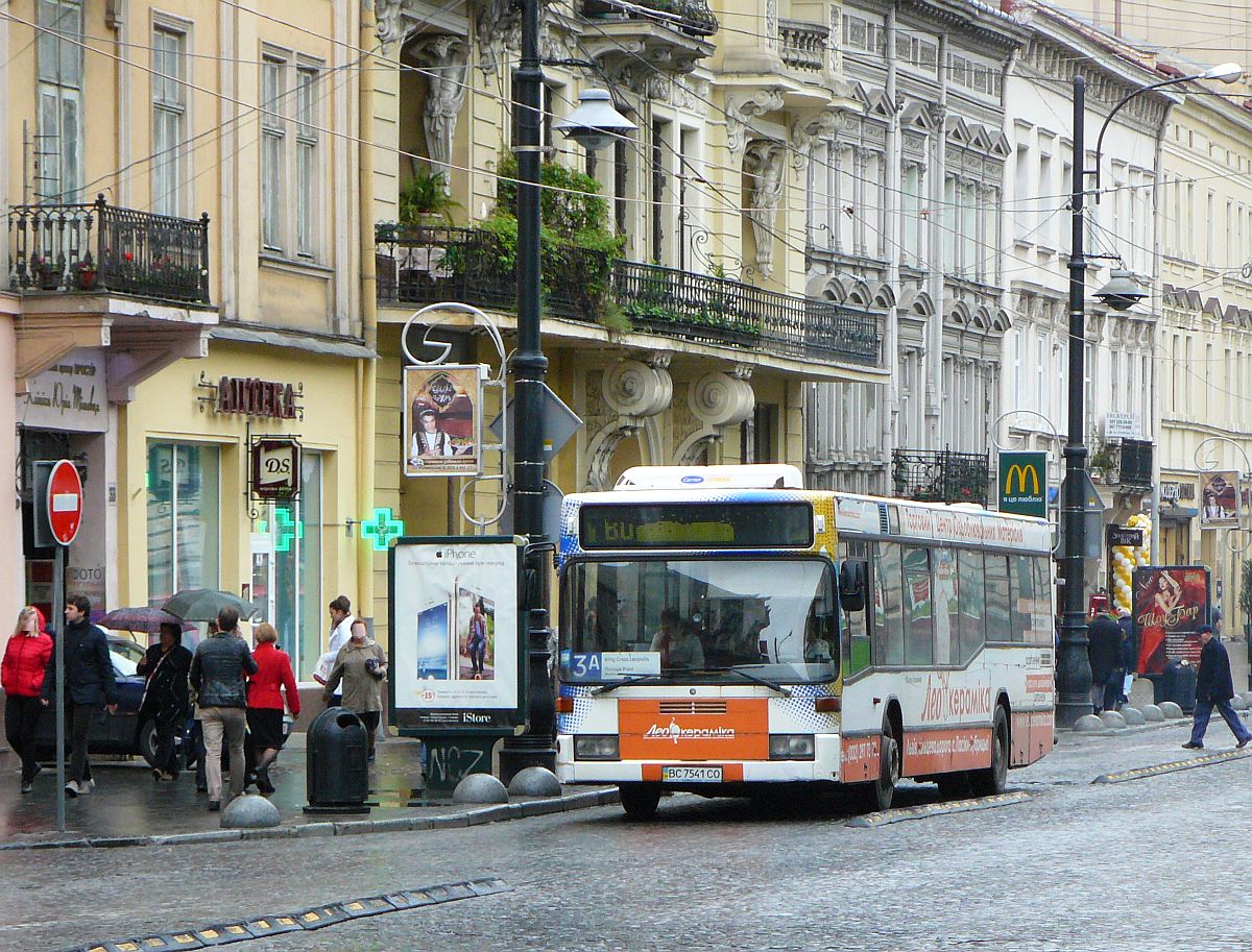 LKAP nr 1  Mercedes-Benz O405N2 bus ex- Rgie des Transports de Marseille (RTM). Prospekt Svobody, Lviv 27-05-2015.

LKAP nr 1  Mercedes-Benz O405N2 bus ex- Rgie des Transports de Marseille (RTM). Prospekt Svobody, Lviv 27-05-2015.