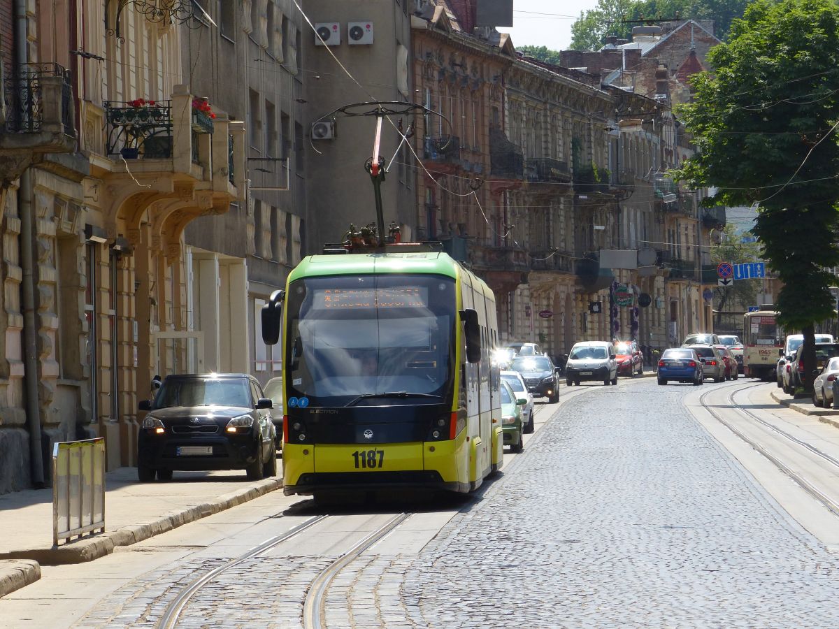 LKP (Львівське комунальне підприємство) LET (Lviv Elektro Tran)s tram 1187 Elektron T3L44 bouwjaar 2016.  Ivana Franka straat, Lviv, Oekrane 31-05-2018.