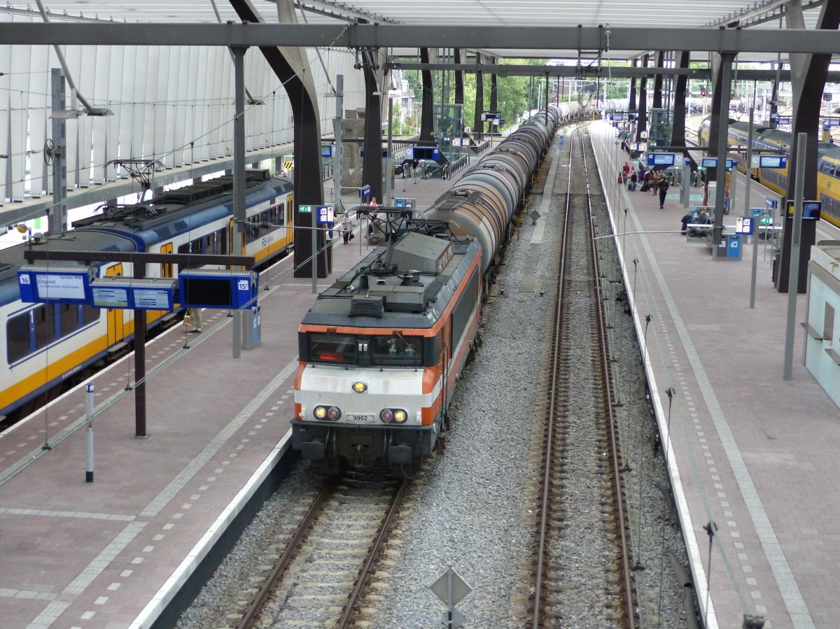 Locon Lok 9902 (ex-NS 1634) mit Kesselwagenzug. Gleis 15 Rotterdam Centraal Station 16-07-2016.

Locon loc 9902 (ex-NS 1634) met een ketelwagentrein. Spoor 15 Rotterdam Centraal Station 16-07-2016.