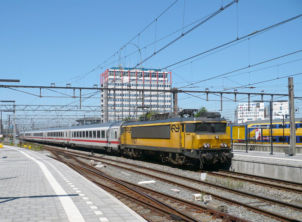 Lok 1757 mit IC 145 nach Berlin. Gleis 10 Amsterdam Centraal Station 23-07-2014.

Locomotief 1757 met IC 145 naar Berlijn. Spoor 10 Amsterdam Centraal Station 23-07-2014.