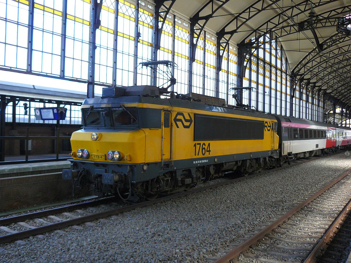 Lok 1764 mit IC Wagen Bauart ICR Gleis 2 Den Haag Hollands Spoor 13-04-2014.

Locomotief 1764 met ICR-rijtuigen voor de trein naar Brussel. Spoor 2 Den Haag Hollands Spoor 13-04-2014.