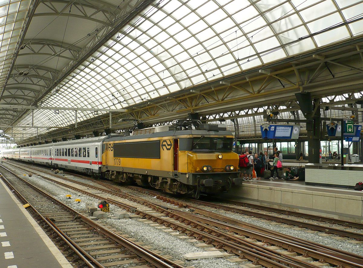 Lok 1779 mit IC 145 nach Berlin Gleis 10 Amsterdam Centraal Station 25-06-2014.

Locomotief 1779 met trein IC 145 naar Berlijn op spoor 10 Amsterdam Centraal Station 25-06-2014.