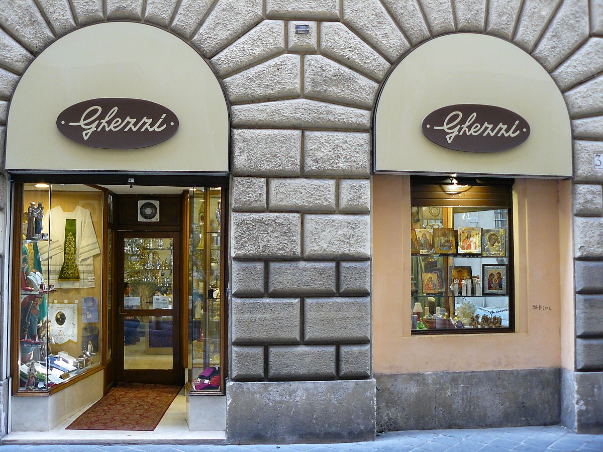  Luciano Ghezzi  fr klerikale Produkte und Waren. Via dei Cestari, Rom 02-09-2014.

 Luciano Ghezzi  kledingwinkel voor geestelijken. Via dei Cestari, Rome 02-09-2014.