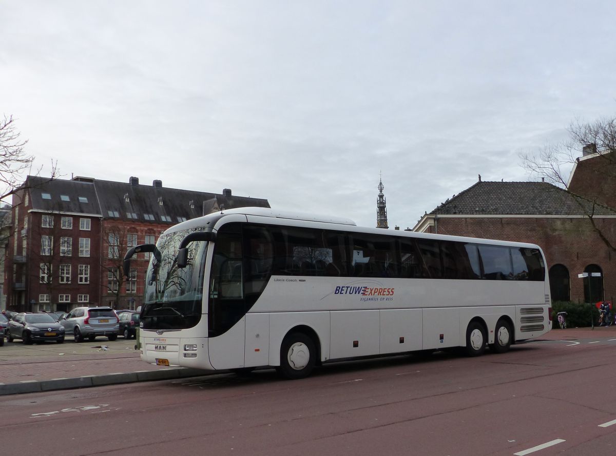 MAN Lion's Coach L Reisebus Baujahr 2014  Betuwe Express . Korevaarstraat, Leiden 13-12-2015.

MAN Lion's Coach L reisbus bouwjaar 2014 van Betuwe Express. Korevaarstraat, Leiden 13-12-2015.
