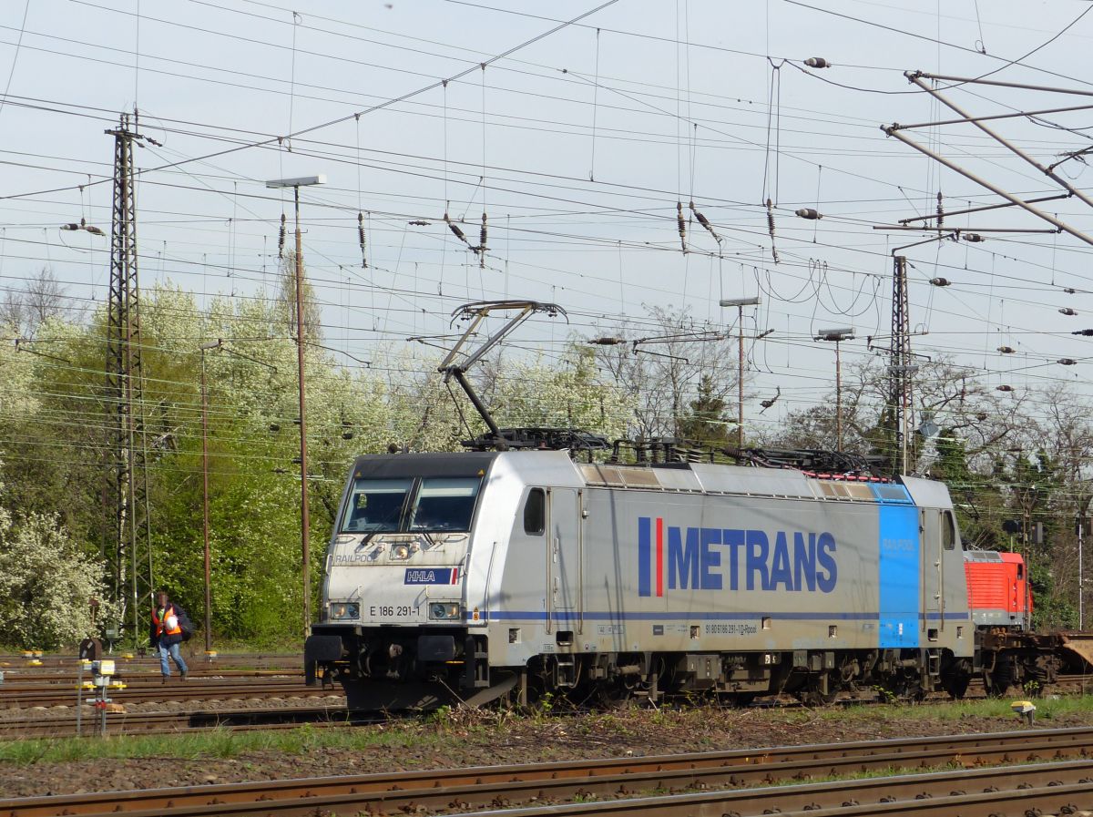 Metrans Lok 186 291-1 Gterbahnhof Oberhausen West 31-03-2017.

Metrans loc 186 291-1 goederenstation Oberhausen West 31-03-2017.
