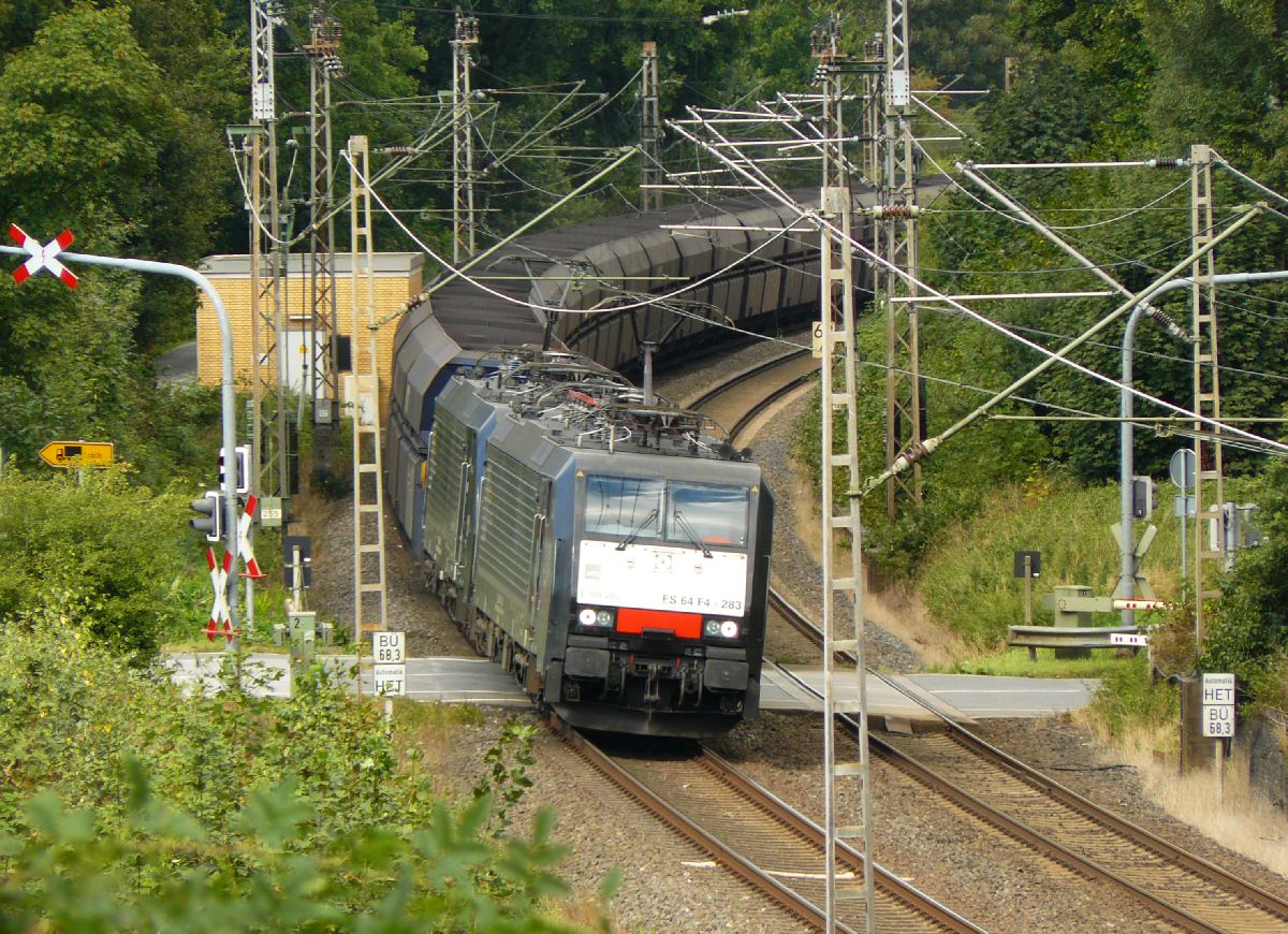 MRCE Lok 189 283-5 mit Schwesterlok Bahnbergang Emmericher Strasse in Elten, Deutschland 11-09-2013.

MRCE loc 189 283-5 met zusterloc bij overweg Emmericher Strasse in Elten, Duitsland 11-09-2013.