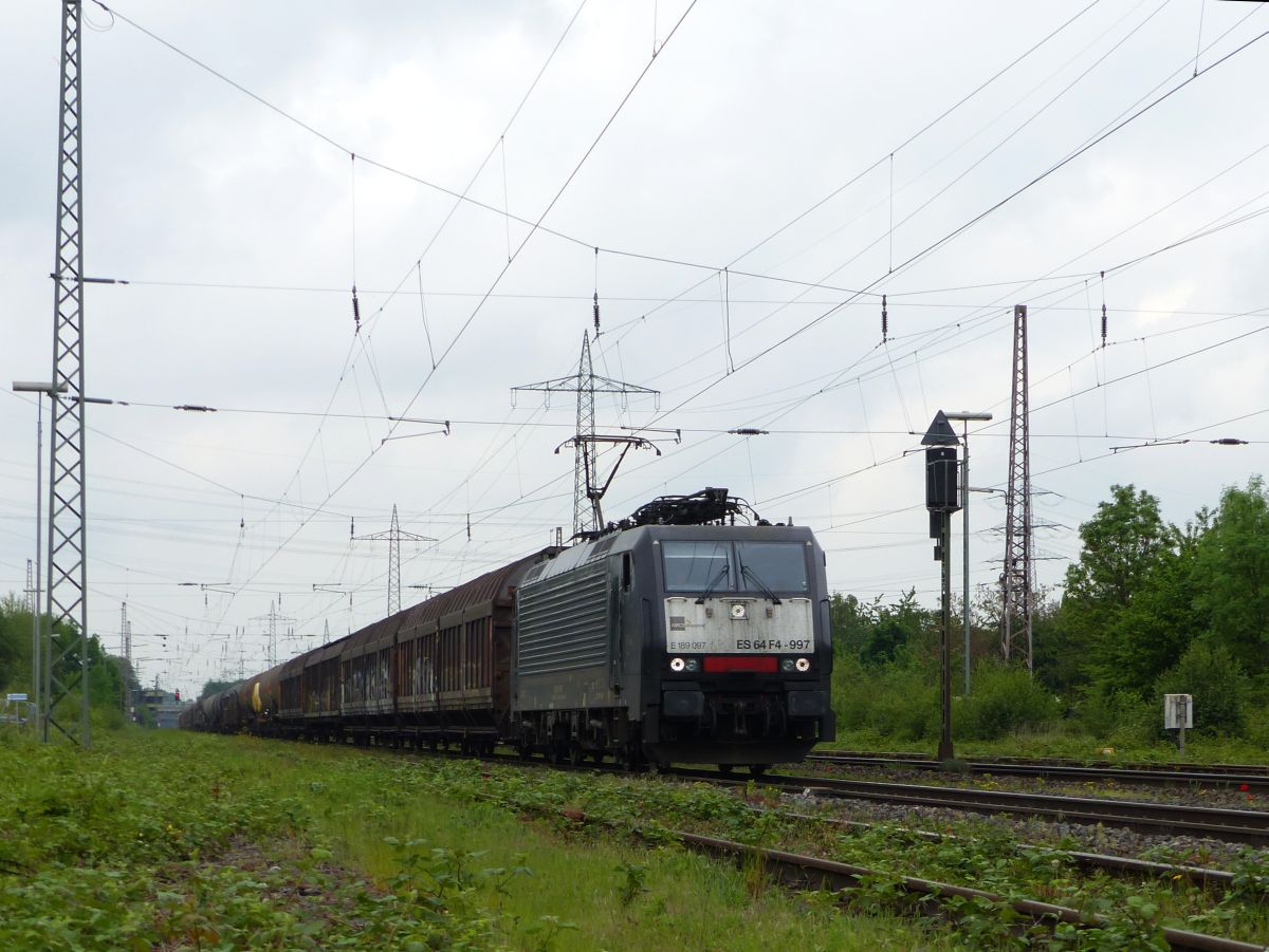 MRCE (Mitsui Rail Capital Europe) Lok 189 097-9 (91 80 6189 097-9 D-DISPO Class 189-VJ) Lintorf 18-05-2017.

MRCE (Mitsui Rail Capital Europe) loc 189 097-9 (91 80 6189 097-9 D-DISPO Class 189-VJ) Lintorf 18-05-2017.