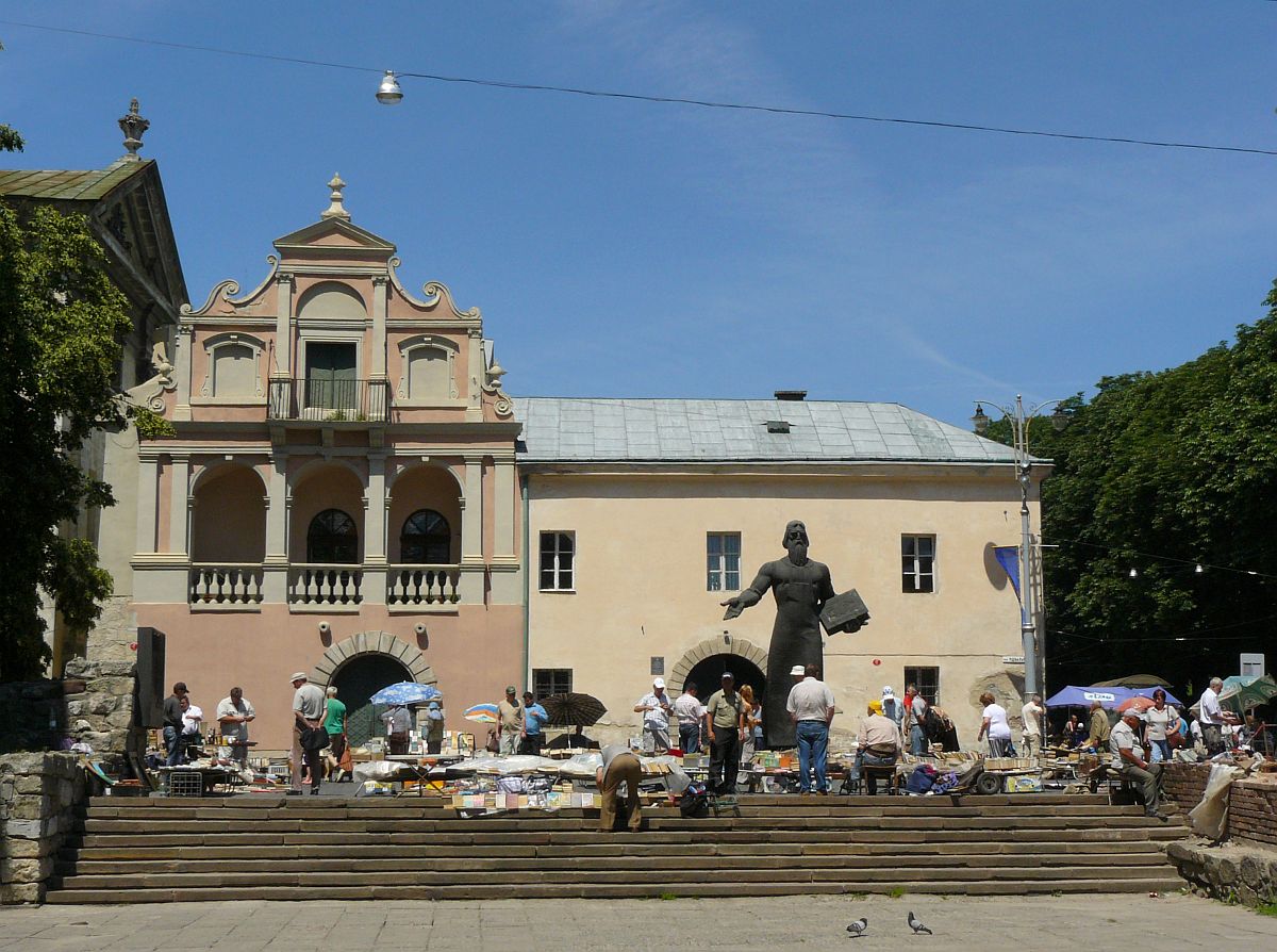 Muzeina Platz, Lviv 20-06-2013.

Muzeina plein boekenmarkt Lviv 20-06-2013.