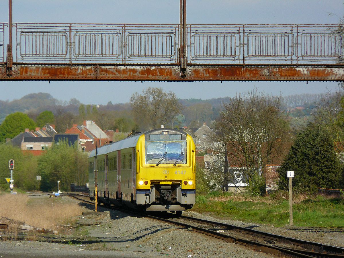 MW 41 TW 4147 und 4146 ankunft in Ronse am 05-04-2014.

MW 41 treinstellen 4147 en 4146 bij aankomst in Ronse op 05-04-2014.