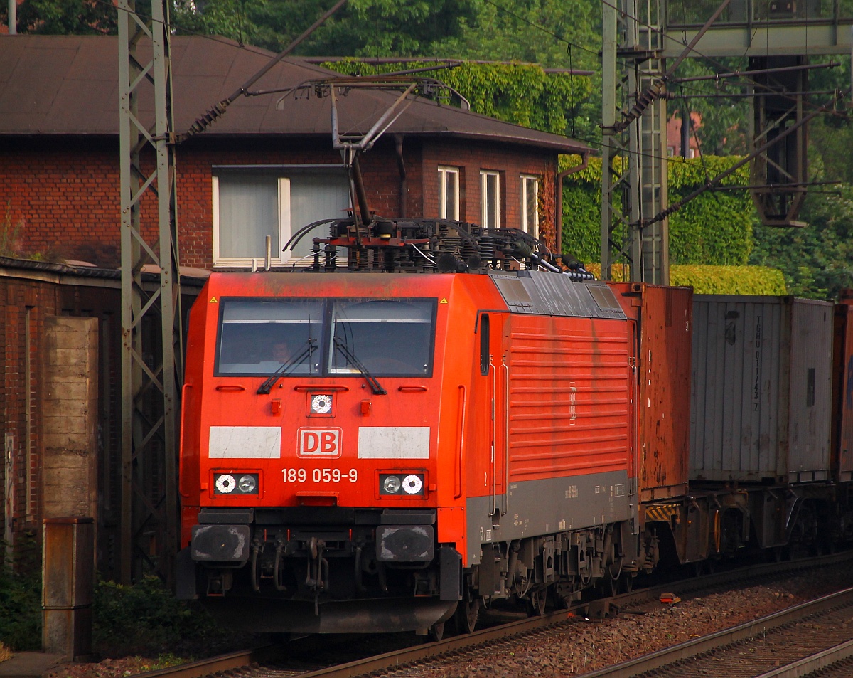 Nachdem nun bekannt wurde das die Loks 001-020 umgebaut werden sieht man immer häufiger Loks der BR 189 mit höheren Nummern in Hamburg rumfahren. Hier kommt 189 059-9 mit nem Kistenzug aus dem Hafen. HH-Harburg 28.06.2014