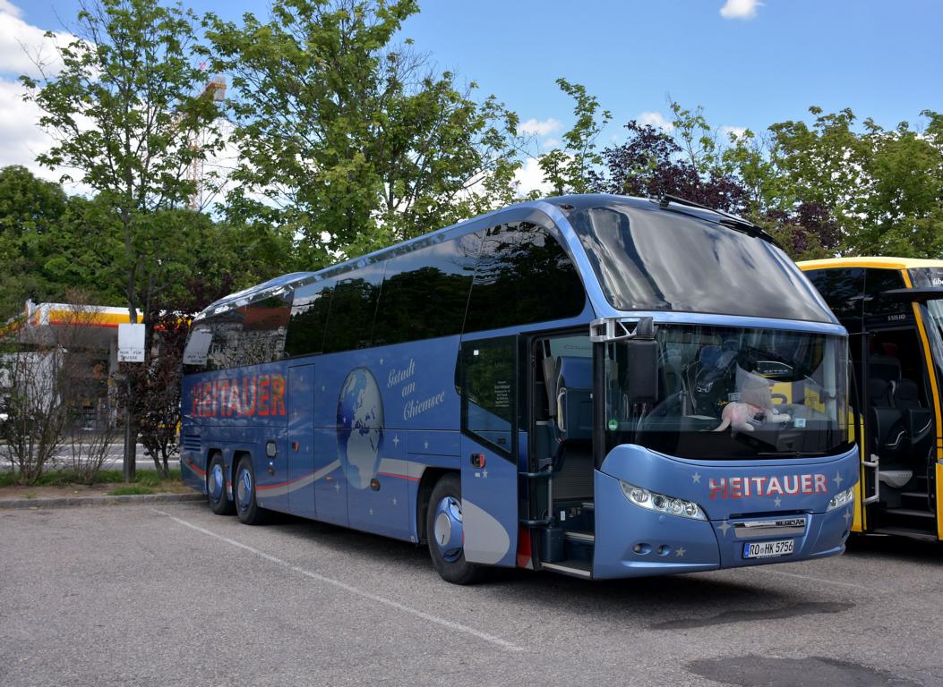 Neoplan Cityliner von HEITAUER Reisen aus der BRD in Krems.