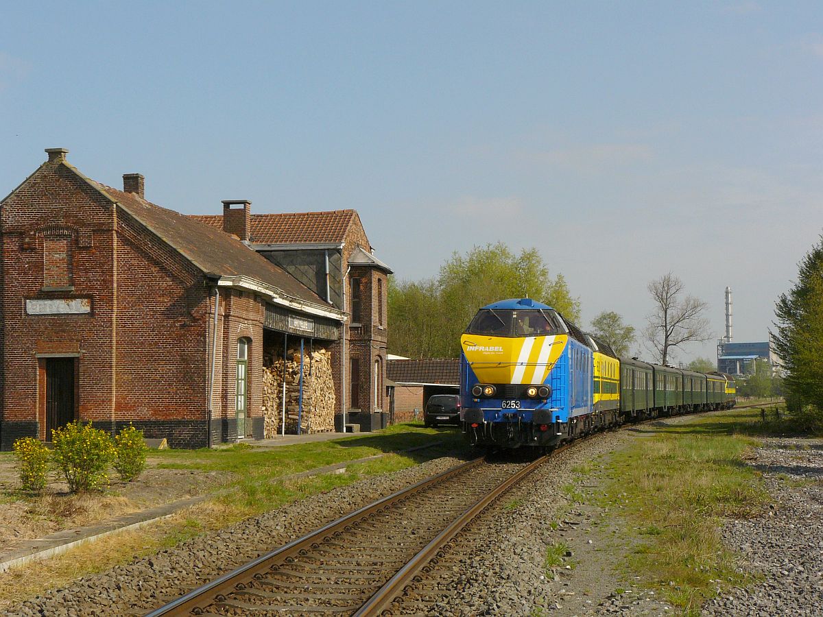 NMBS diesellocomotieven 6253, 6219 en 6202 tijdens rondrit van de TSP  Hulde aan de reeks 62  met M2-rijtuigen. Ertvelde, Belgi 05-04-2014.

NMBS diesellocomotieven 6253, 6219 en 6202 tijdens rondrit van de TSP  Hulde aan de reeks 62  met M2-rijtuigen. Ertvelde, Belgi 05-04-2014.