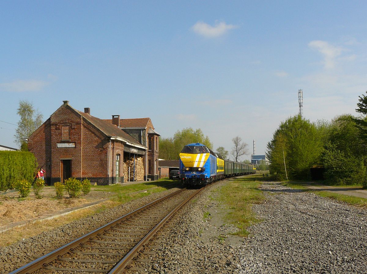 NMBS Diesellok 6253, 6219 und 6202 mit M2-Wagen. Sonderfahrt Museumsverein PFT/TSP. Ertvelde Belgien 05-04-2014.

NMBS diesellocomotieven 6253, 6219 en 6202 tijdens rondrit van de TSP  Hulde aan de reeks 62  met M2-rijtuigen. Ertvelde Belgi 05-04-2014.