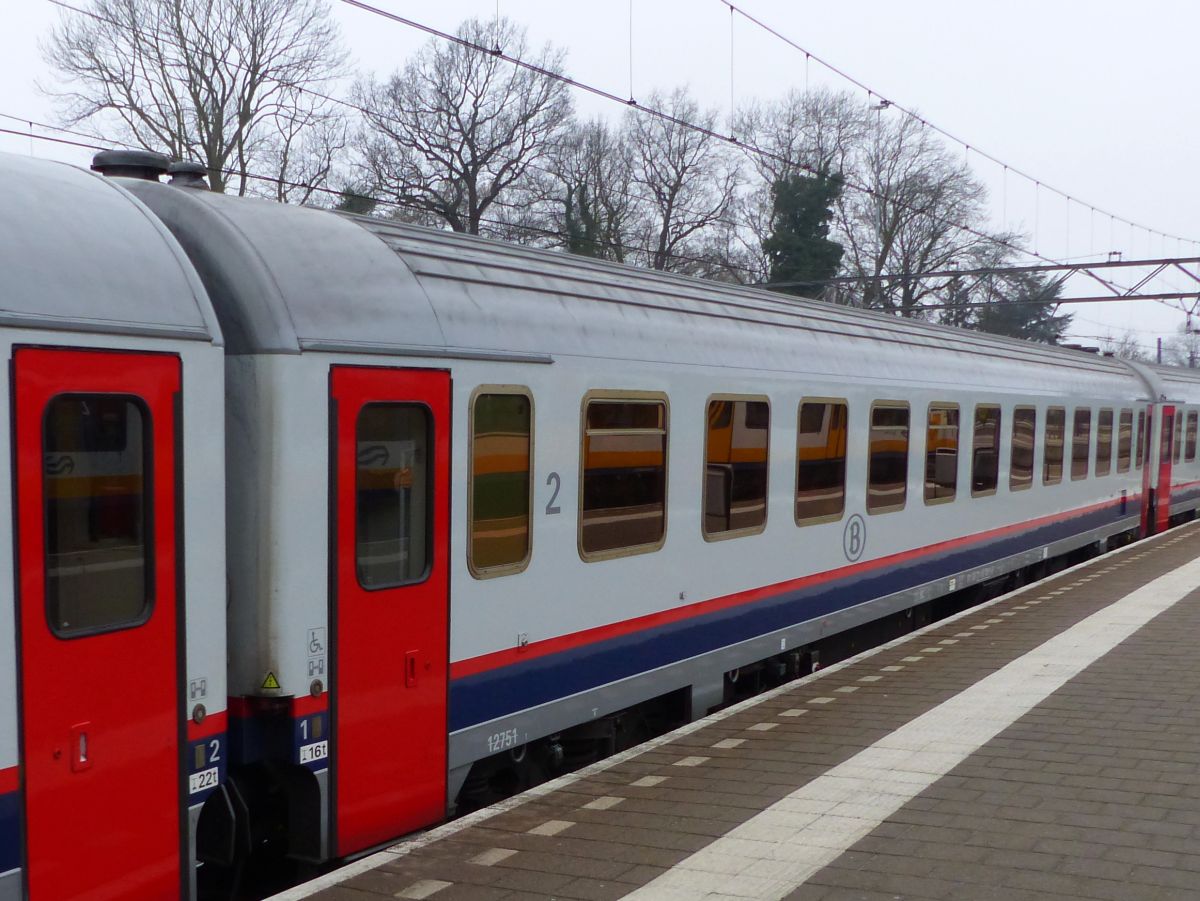 NMBS I10 B11 airco 2. Klasse Reisezugwagen mit Nummer 61 88 21-90 051-0 in Intercity nach Brssel. Gleis 5 Dordrecht, Niederlande 16-02-2017.

NMBS I10 B11 airco 2e klasse rijtuig met nummer 61 88 21-90 051-0 in intercity naar Brussel. Spoor 5 Dordrecht, Nederland 16-02-2017.



