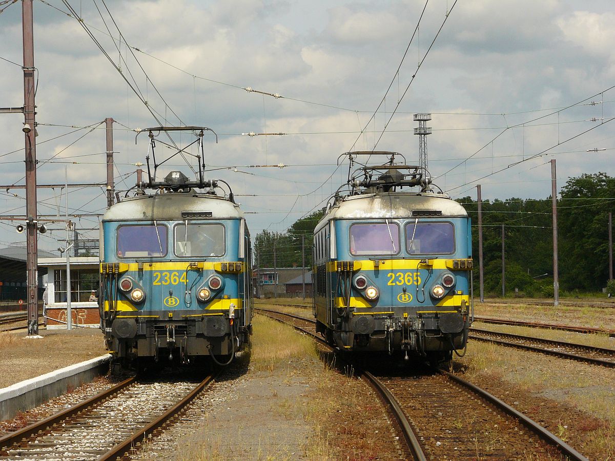 NMBS Lok 2364 und 2365 Abschied reeks 23 (Baureihe23). Erquelinnes, 23-06-2012. 

NMBS locomotieven 2364 en 2365 tijdens de afscheidsrit van de reeks 23 georganiseerd door de TSP. Erquelinnes, 23-06-2012.