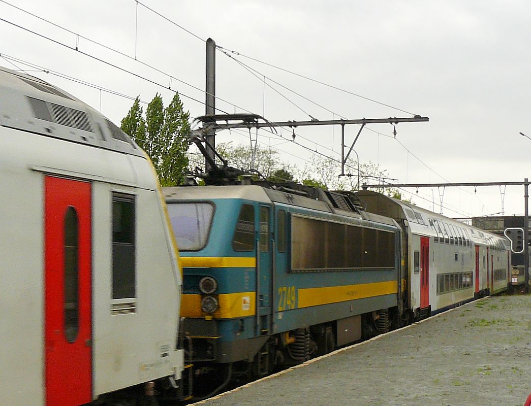 NMBS Lok 2749 zwischen M 6 Wagen. Antwerpen Noorderdokken 10-05-2013.

NMBS locomotief 2749 tussen twee stammen M 6 dubbeldeksrijtuigen. Antwerpen Noorderdokken 10-05-2013.