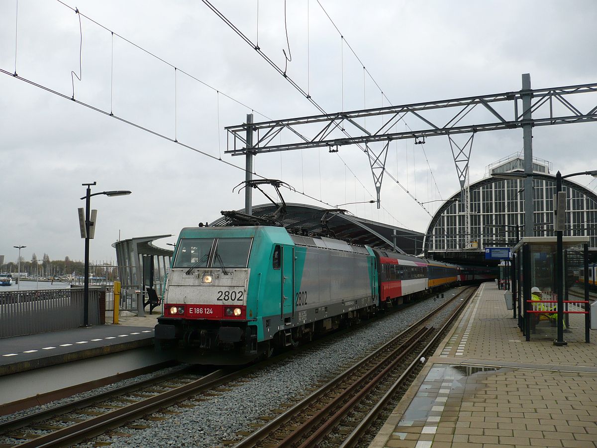 NMBS Lok 2802 mit Intercity nach Brssel. Gleis 15 Amsterdam Centraal Station 11-11-2015.

NMBS loc 2802 met een intercity trein naar Brussel. Spoor 15 Amsterdam centraal station 11-11-2015.