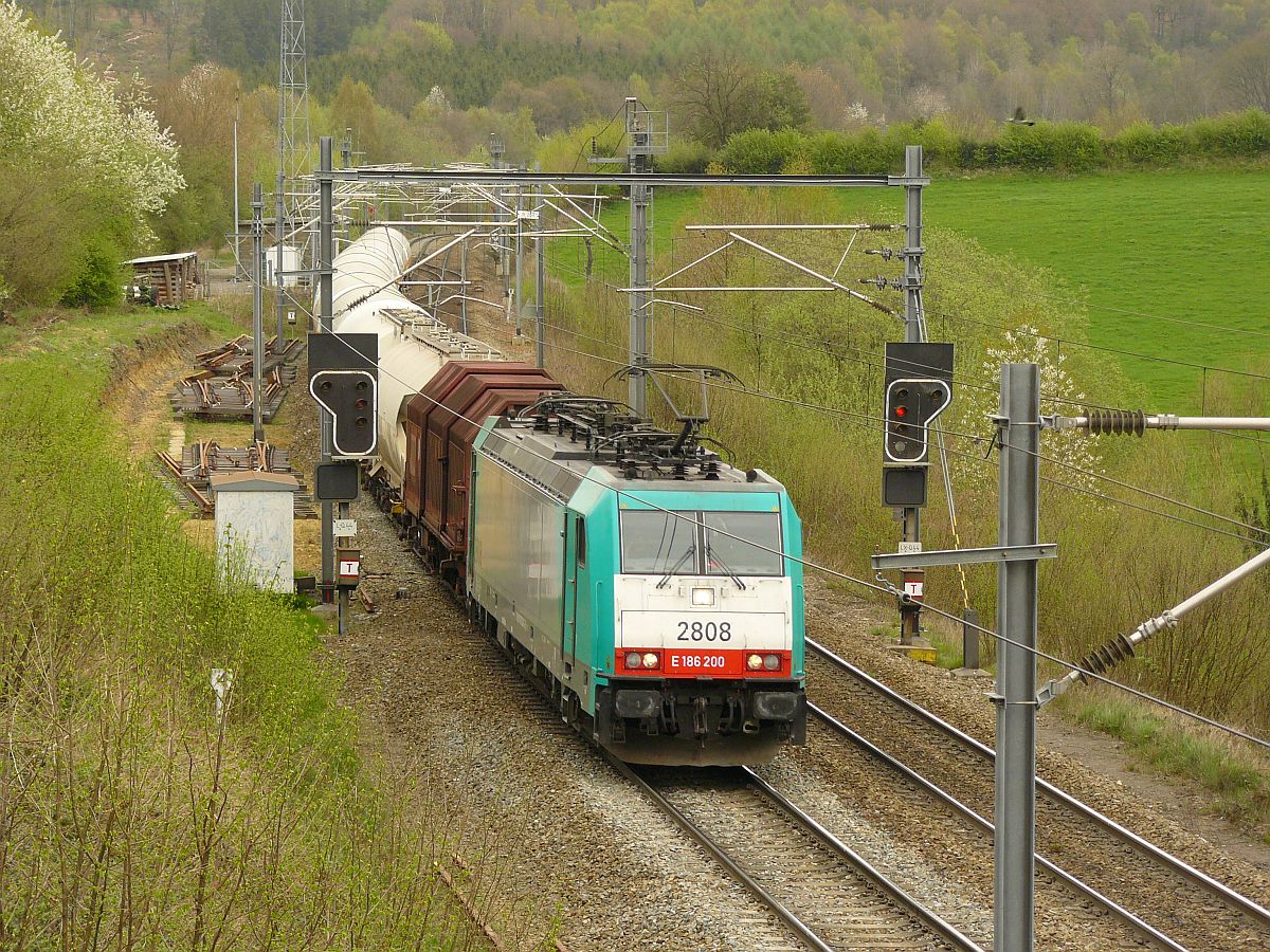 NMBS Lok 2808 mit Gterzug bei Gemmenich, Belgien 04-04-2014.

NMBS locomotief 2808 met goederentrein bij Gemmenich, Belgi 04-04-2014.