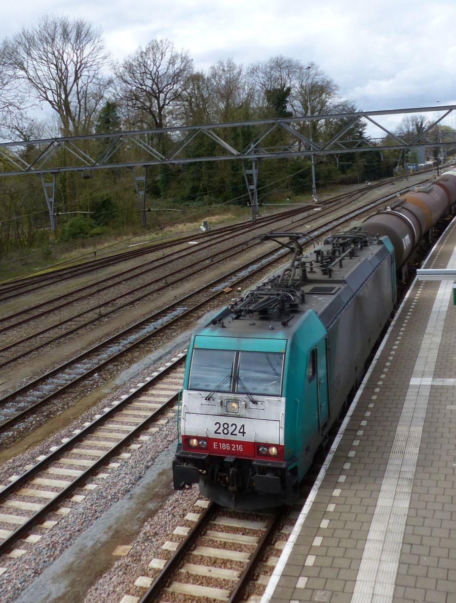 NMBS Lok 2824 mit Gterzug. Gleis 5 Dordrecht, Niederlande 07-04-2016.

NMBS loc 2824 met een goederentrein. Spoor 5 Dordrecht, Nederland 07-04-2016.