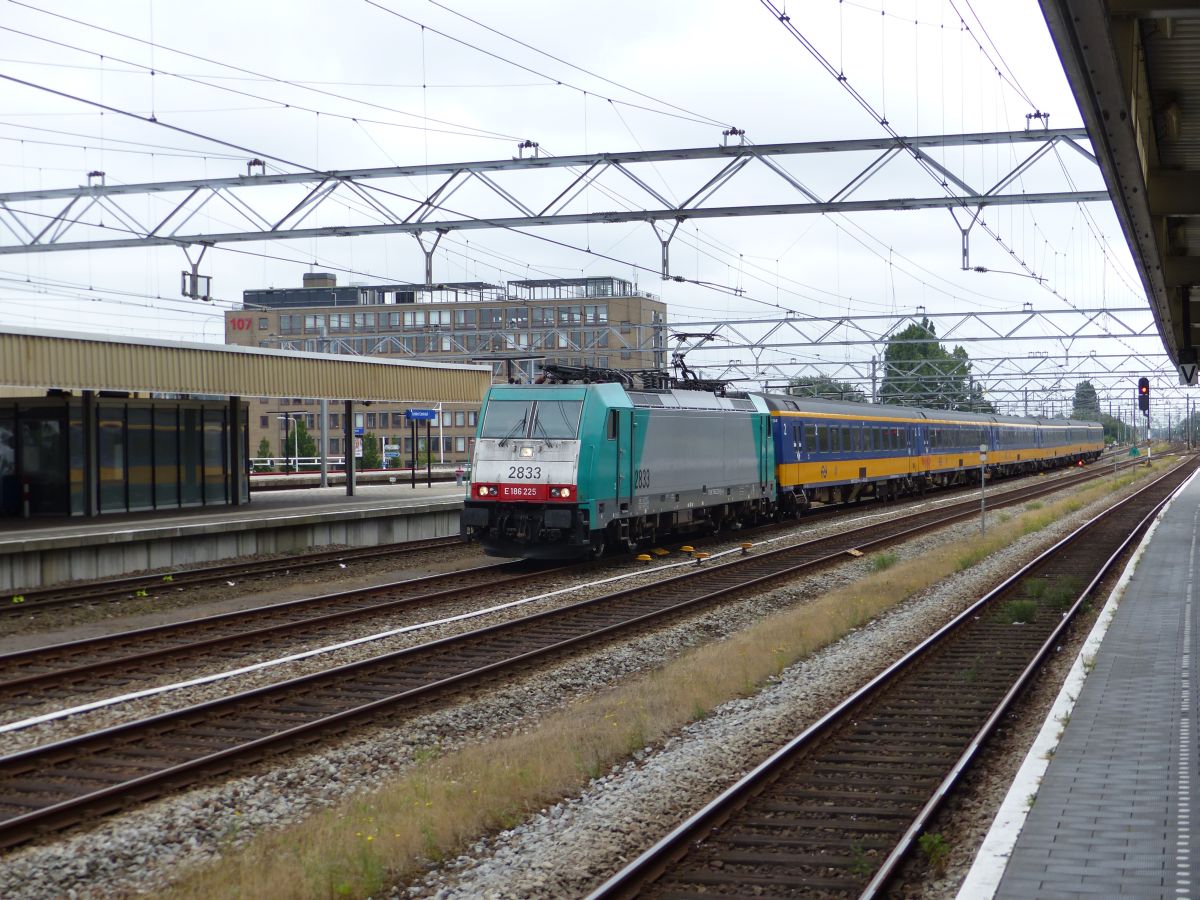 NMBS Lok 2833 mit tD-Zug aus Brssel. Gleis 6 Leiden Centraal Station, Niederlande 16-07-2016.

NMBS loc 2833 met trein uit Brussel. Spoor 6 Leiden Centraal Station, Nederland 16-07-2016.