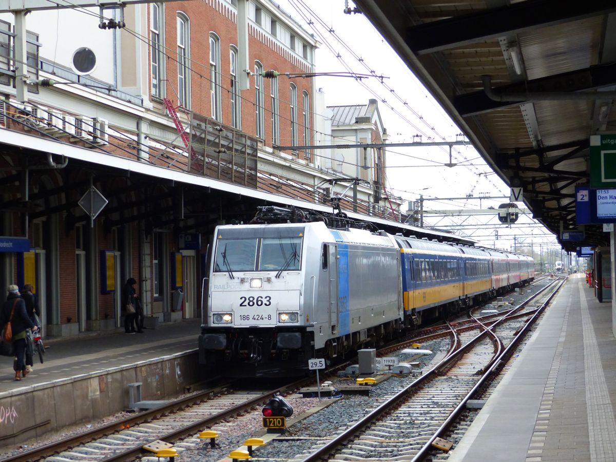 NMBS Lok 2863 (Railpool 186 424-8) mit Intercity aus Brssel. Gleis 1 Dordrecht, Niederlande 07-04-2016.

NMBS loc 2863 (186 424-8 van Railpool) met intercity uit Brussel. Spoor 1 Dordrecht, Nederland 07-04-2016.