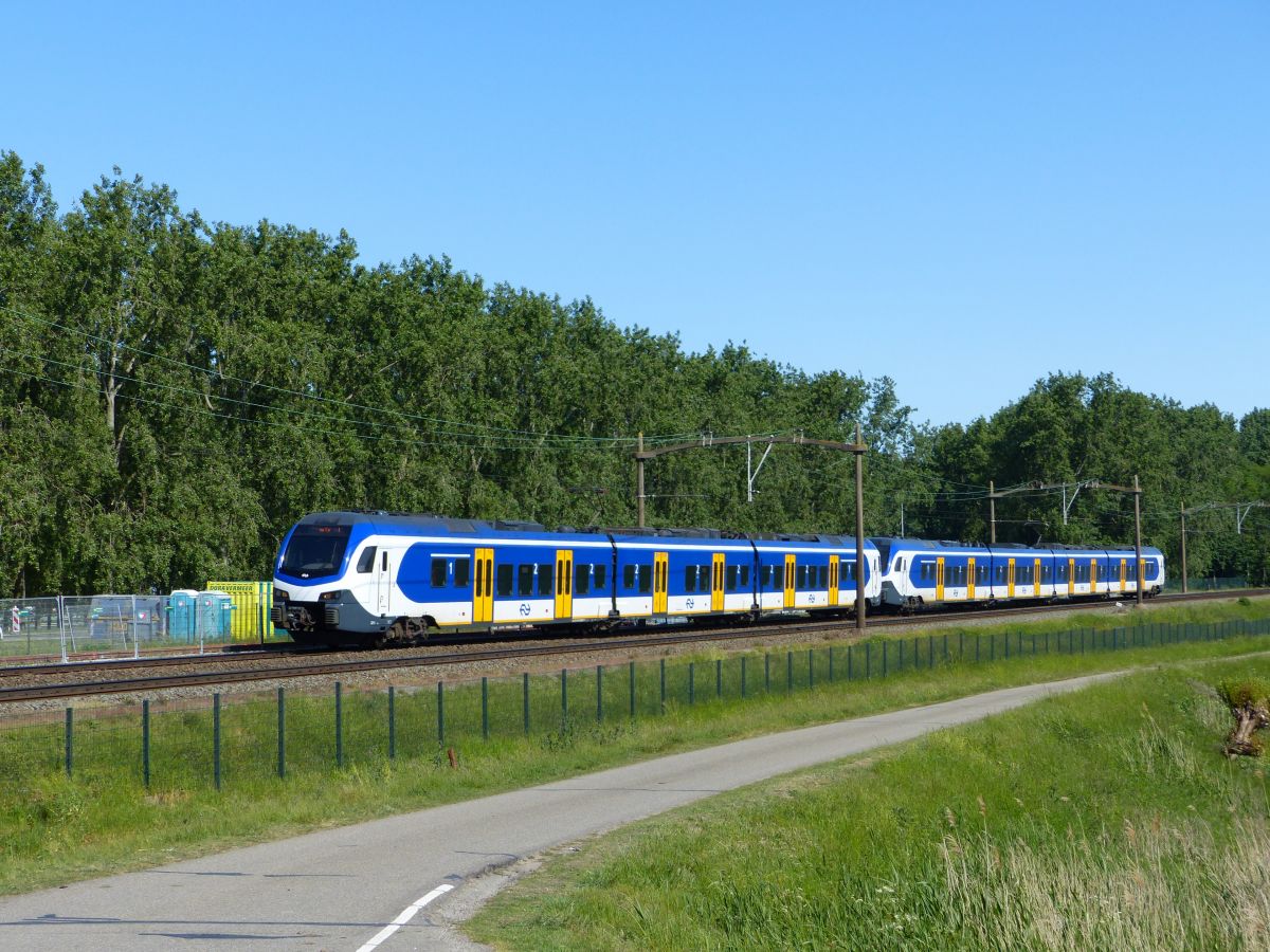 NS FLIRT Triebzug 2211 und 2523 Polder Oudendijk, Willemsdorp, Dordrecht 15-05-2020.

NS FLIRT treinstel 2211 en 2523 Polder Oudendijk, Willemsdorp, Dordrecht 15-05-2020.