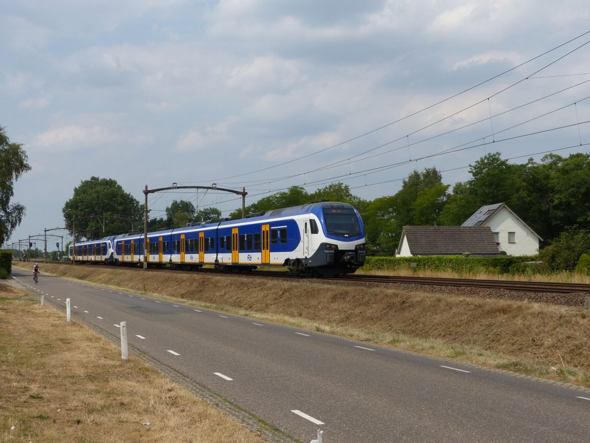 NS FLIRT Triebzug 2523 und 22XX Kapelweg, Boxtel 19-07-2018.

NS FLIRT treinstel 2523 en 22XX Kapelweg, Boxtel 19-07-2018.