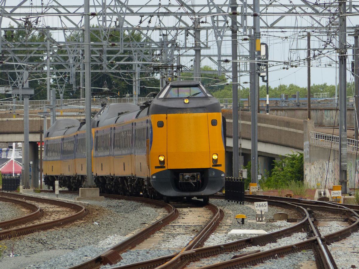 NS ICM-III TW 4049 und 40XX einfahrt Gleis 12 Utrecht Centraal Station 10-07-2019.

NS ICM-III treinstel 4049 en 40XX binnenkomst spoor 12 Utrecht CS 10-07-2019.