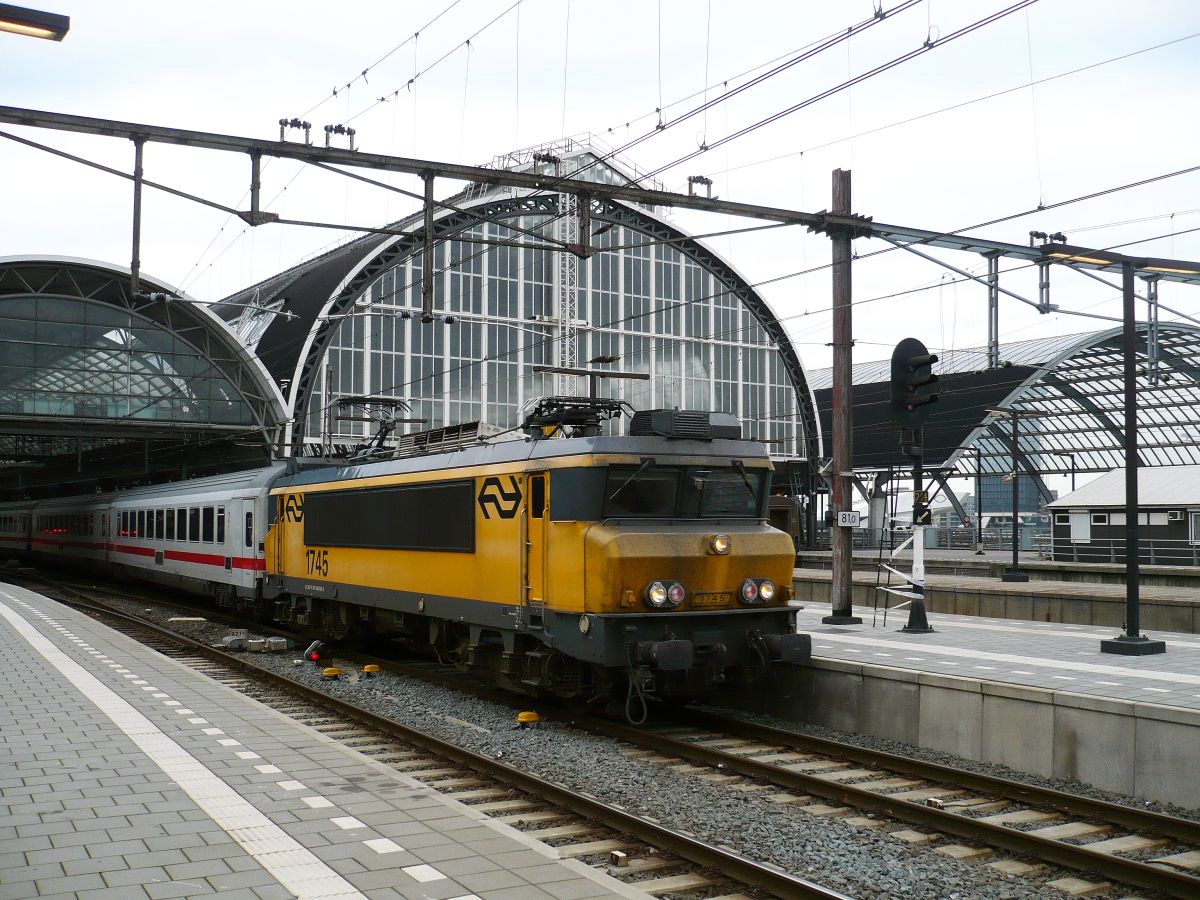 NS loc 1745 mit Intercity nach Berlijn. Gleis 10 Amsterdam Centraal Station 02-12-2015.

NS loc 1745 met intercity naar Berlijn. Spoor 10 Amsterdam CS 02-12-2015.